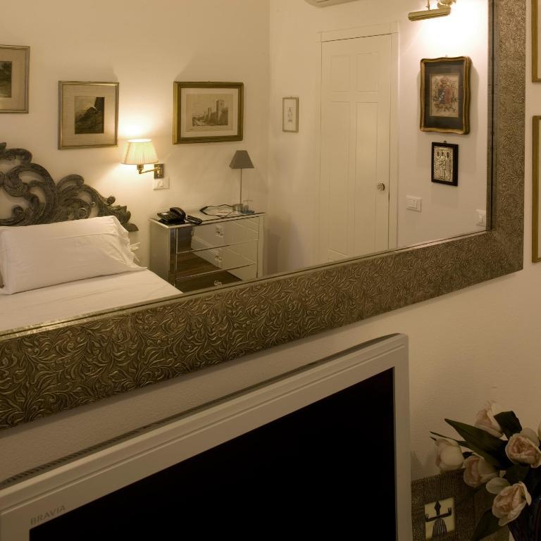 رافيننا M Club De Luxe B&B الغرفة الصورة